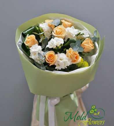Bouquet of white freesias and cream roses photo 394x433